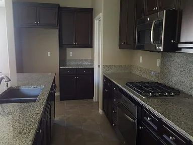 Foto del edificio - Well Maintained, spacious 3 bedroom single family home nestled in a great neighborhood in Rosevil...