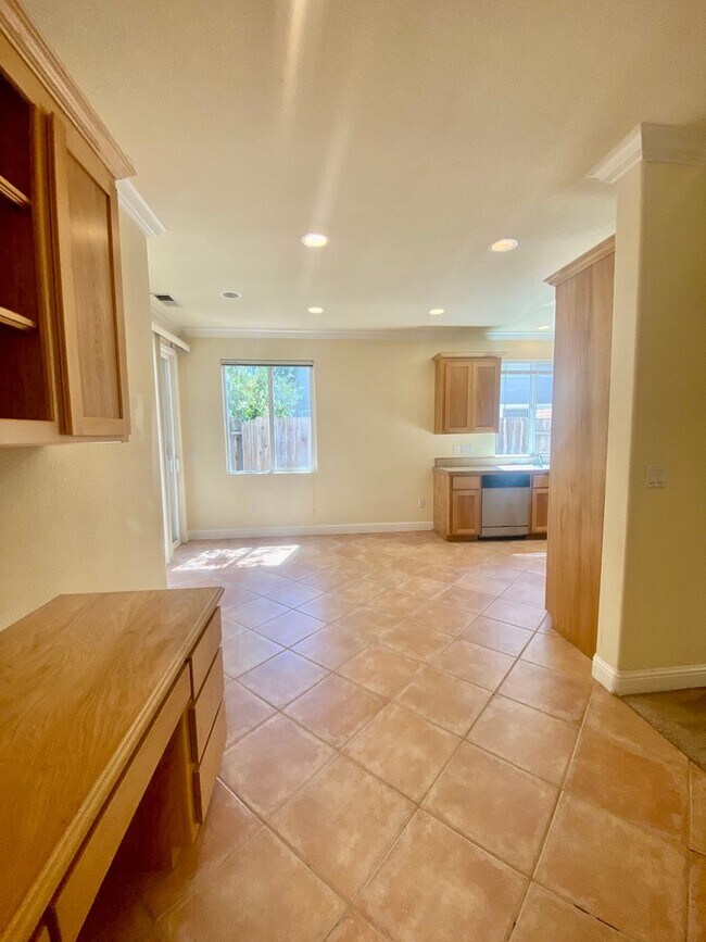 Foto del edificio - West Davis 5 Bedroom Home