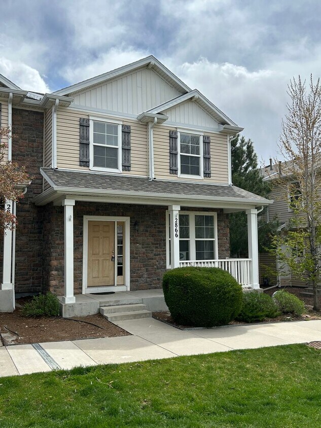 Primary Photo - 3 Bedroom, 2.5 Bathroom Townhome Near Fort...