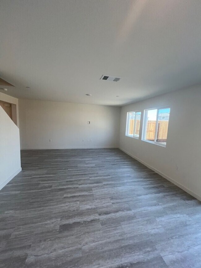 Foto del edificio - Brand new 4 Bedroom Smart Solar Home in Am...