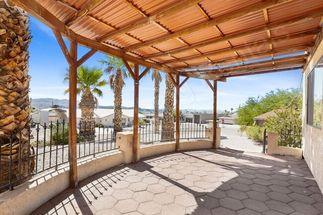 Building Photo - SPACIOUS 3 BEDROOM HOME