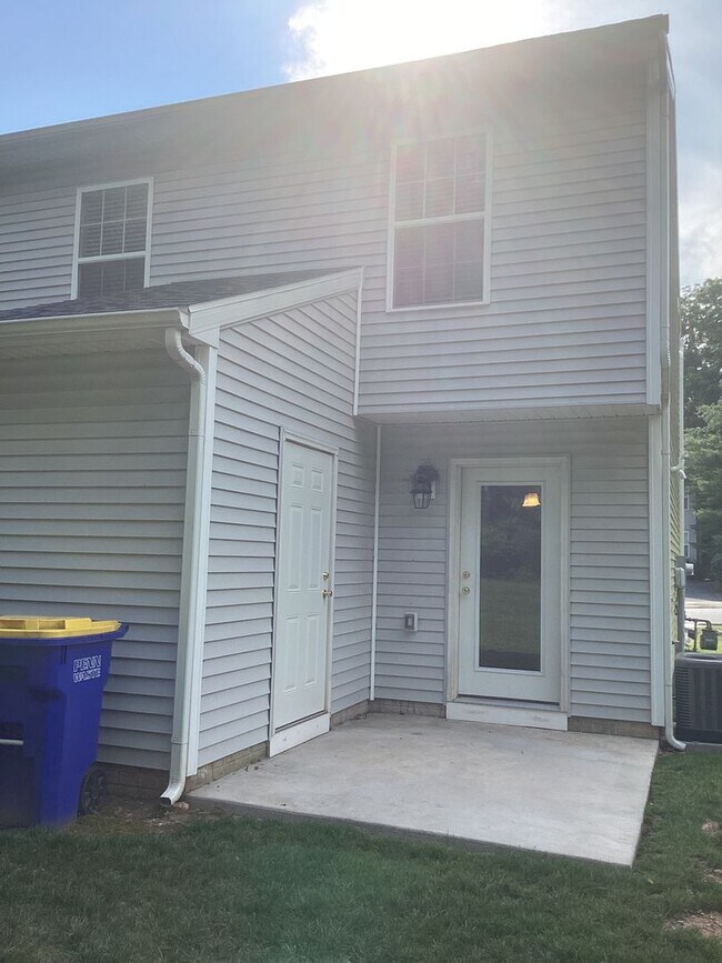 Building Photo - Coming Soon - Spacious 3 Bedroom Home Loca...