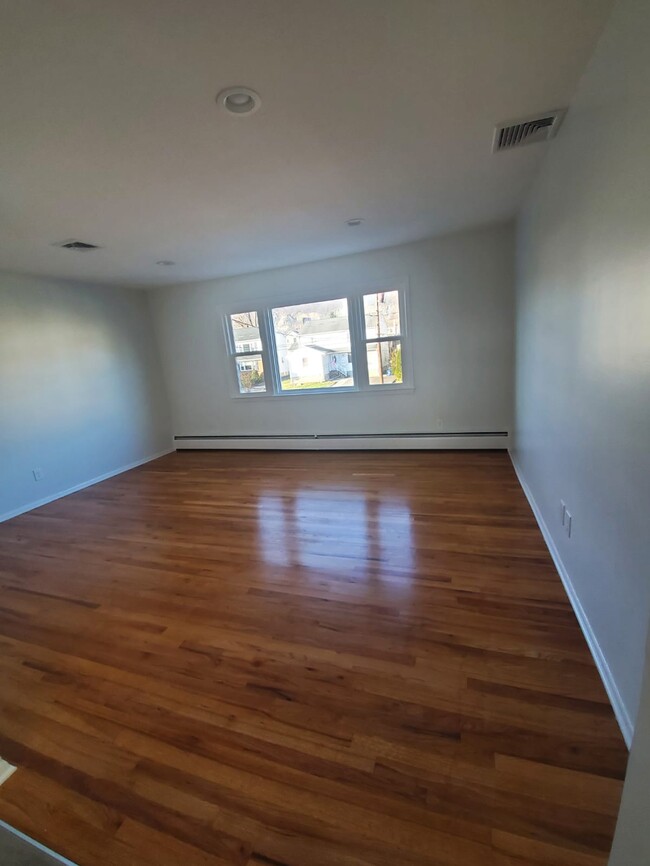 Building Photo - 429 Midland Ave
