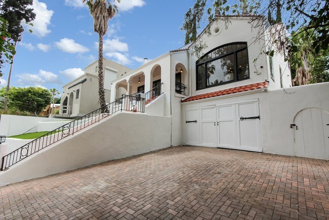 Building Photo - 2037 Holly Hill Terrace