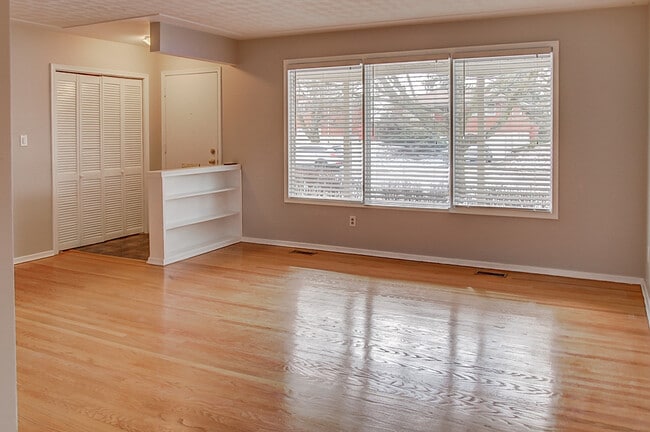 Building Photo - 315 Rosemount Dr