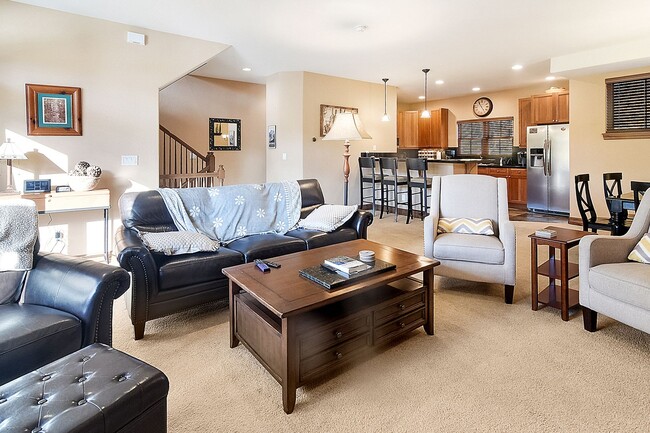 Building Photo - Beautiful townhome, ski shuttle, views, ut...