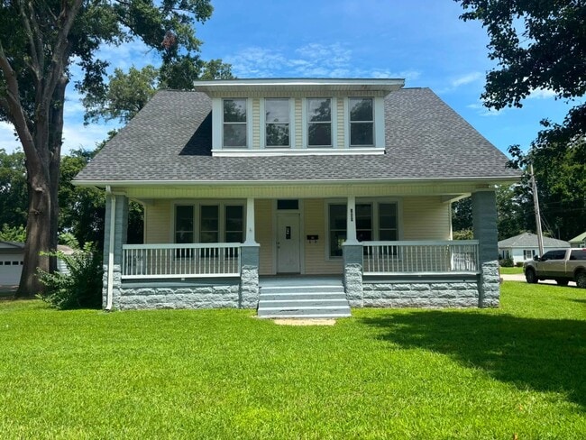Building Photo - 148 Magnolia Ave E