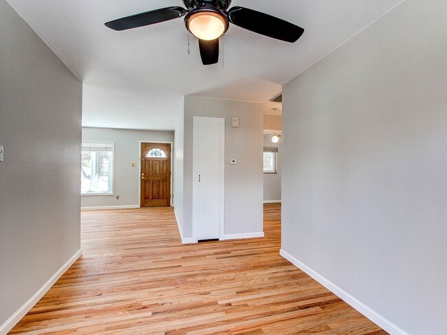 Foto del edificio - SW Denver single family home available in Harvey Park South.