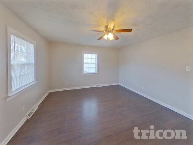 Foto del edificio - 4300 Oak Forest Dr