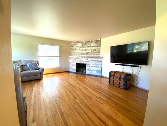 Building Photo - Bright & Breezy 3BR Ranch Ulster Park