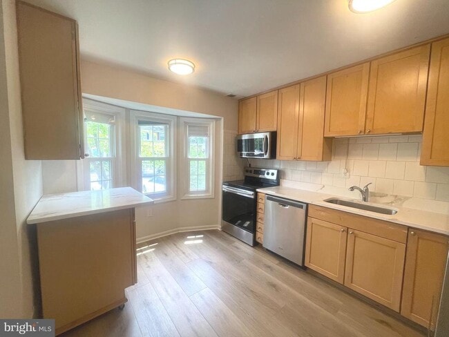 Building Photo - 9856 Oakdale Woods Ct