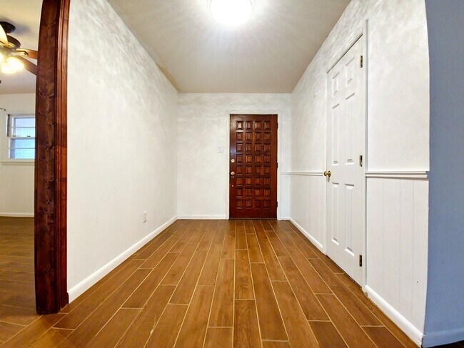 Foto del edificio - Huge 4 bed 2 bath with a sunroom and office