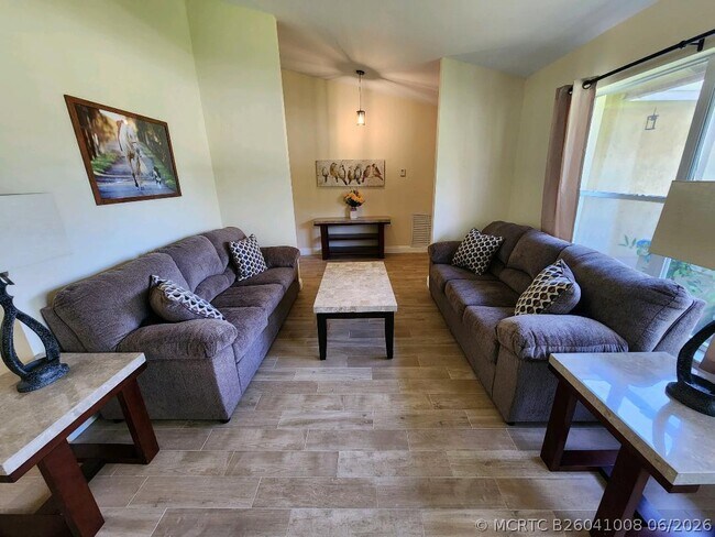 Foto del edificio - 1750 Primrose Ln