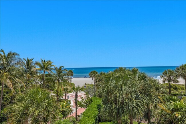 Foto del edificio - 3739 Collins Ave