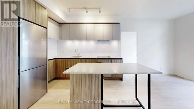 Building Photo - 7950-7950 Bathurst St