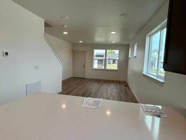 Foto del edificio - 421 Needlegrass Ln