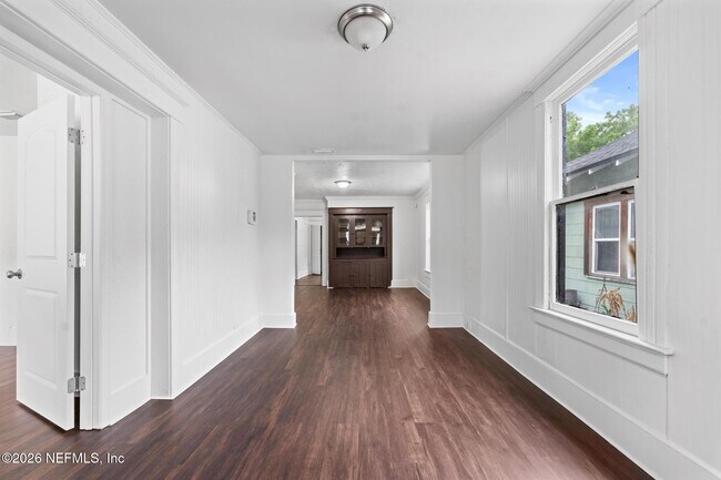 Foto del edificio - 1052 E 10th St