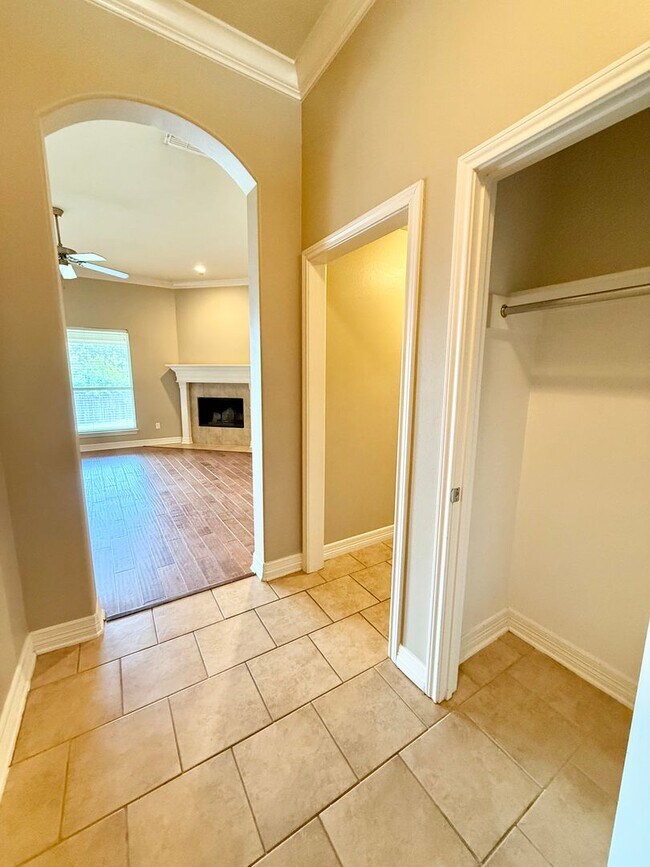 Foto del edificio - 8340 Stonebridge Way