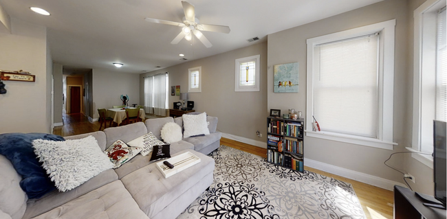 living room - 3634 N Hermitage Ave