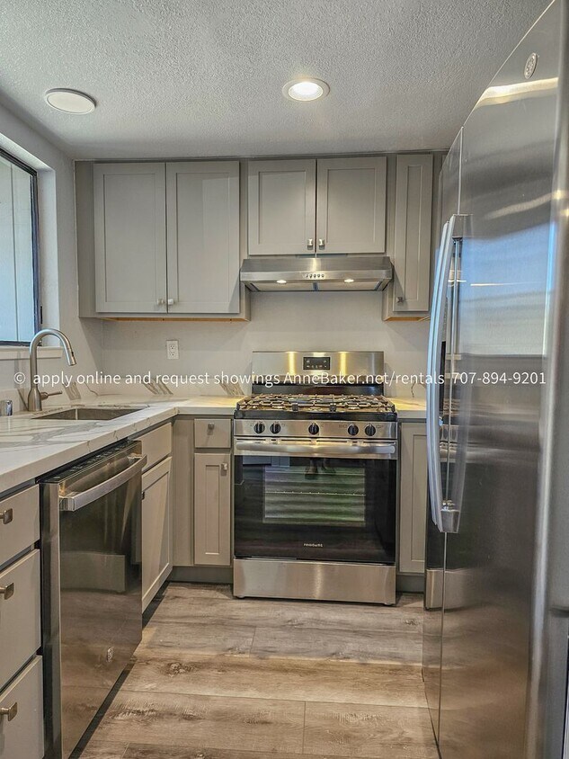 Foto principal - Spacious, Newly Updated Townhouse, Close t...