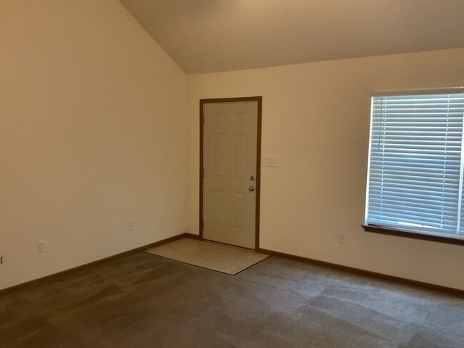 Building Photo - 707-707 Glenstone Dr