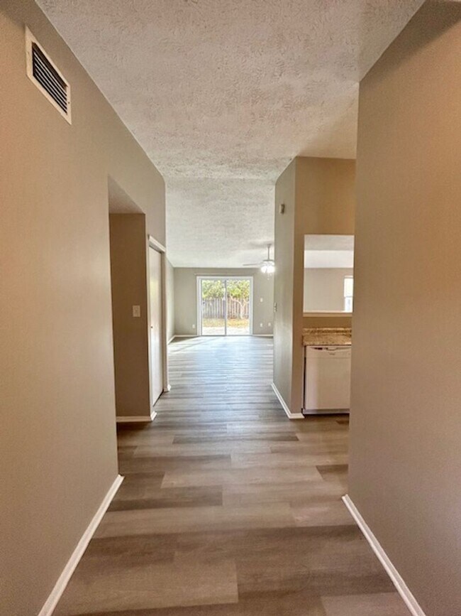 Foto del edificio - 3 BEDROOM 2 BATHROOM RANCH STYLE HOME IN PIKE!