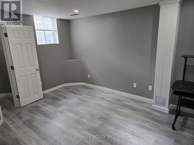 Building Photo - 5 Hearthstone Crescent