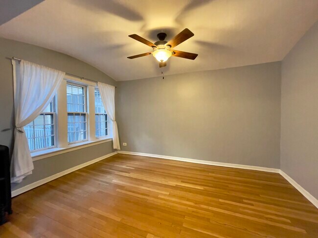 Building Photo - 4318 N Clarendon Ave