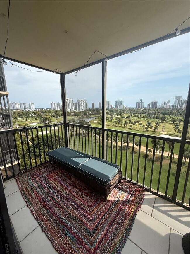 Foto del edificio - 20335 W Country Club Dr