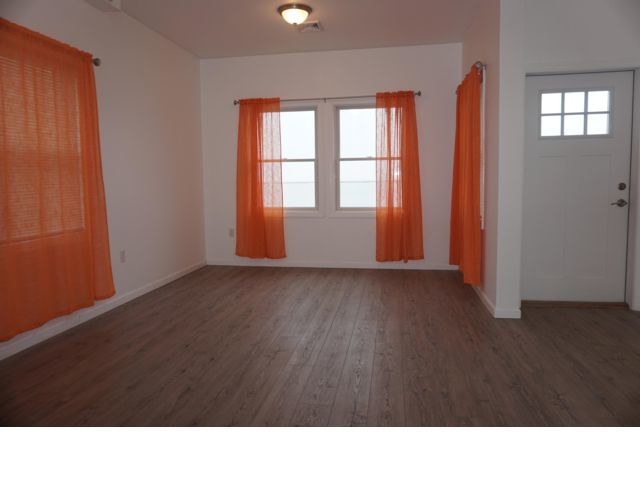 Foto del edificio - 69-32 Bayfield Ave