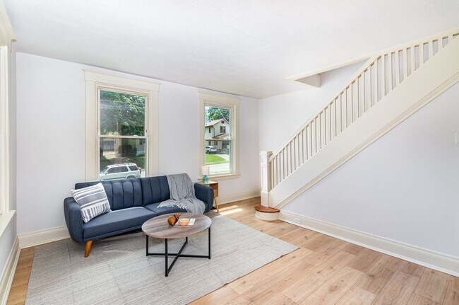 Foto del edificio - Chic Comfort & Space in North College Hill