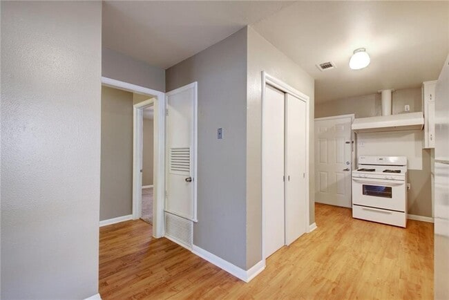 Building Photo - 607 Bellevue Plz
