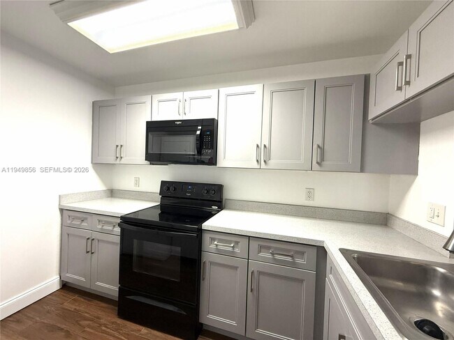 Foto del edificio - 10043 Winding Lake Rd