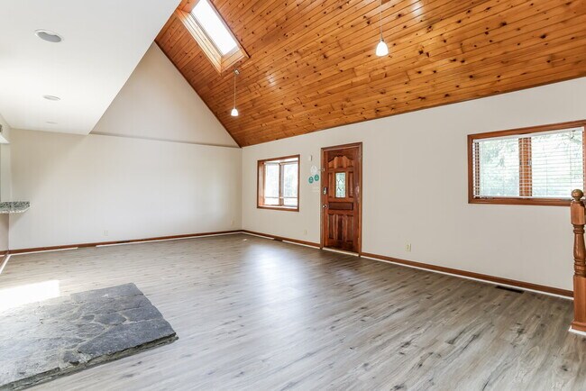 Building Photo - 4745 Summit Rd SW