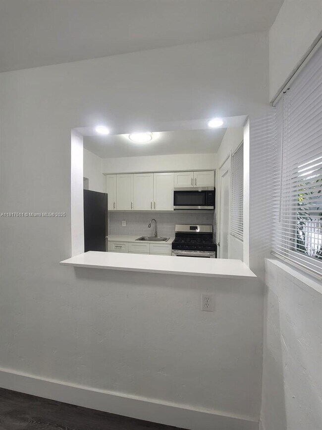 Foto del edificio - 7435 Byron Ave
