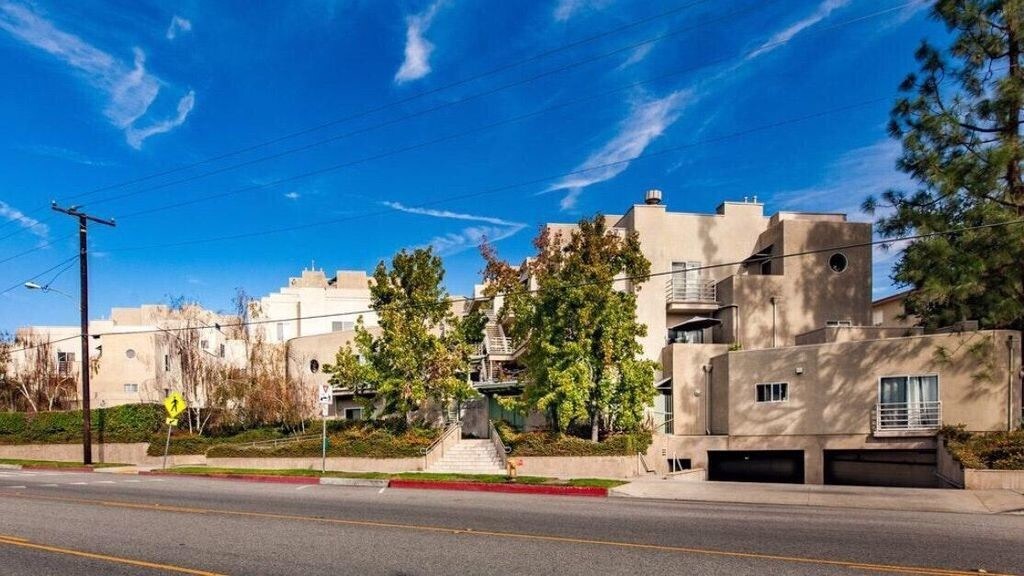 Primary Photo - 2915 Montrose Ave