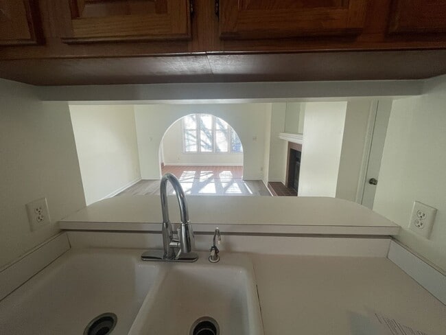 Building Photo - 3 Bd 2 ba Condo