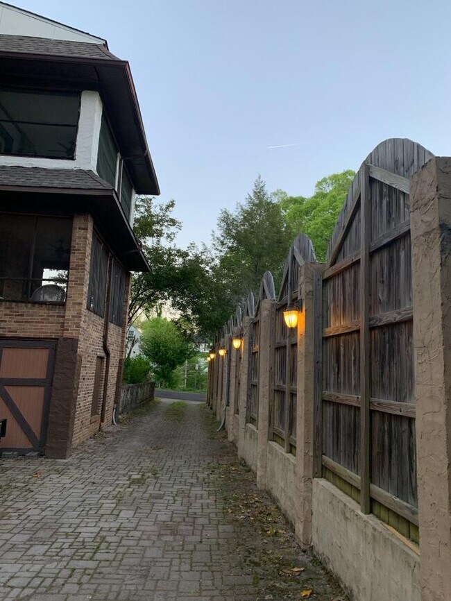 Building Photo - 1 bedroom in Chattanooga TN 37411