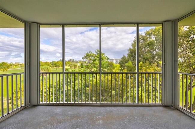 Foto del edificio - 2800 N Palm Aire Dr