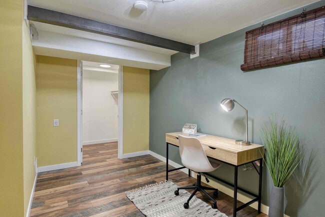 Building Photo - 6207 N Elm St