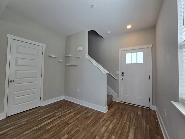 Building Photo - 6006 Hillside Ln