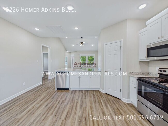 Foto del edificio - 3226 Homer Adkins Blvd