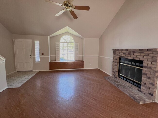 Building Photo - $2,150 Maple & Perrin 3 Bedroom Home, Bran...