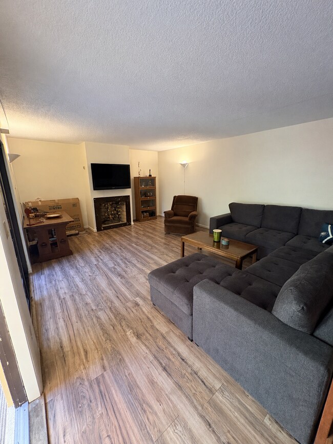 Building Photo - 3810 Saxon Dr