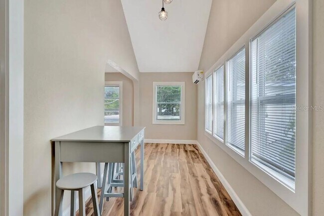 Foto del edificio - 1717 1/2 22nd Ave N