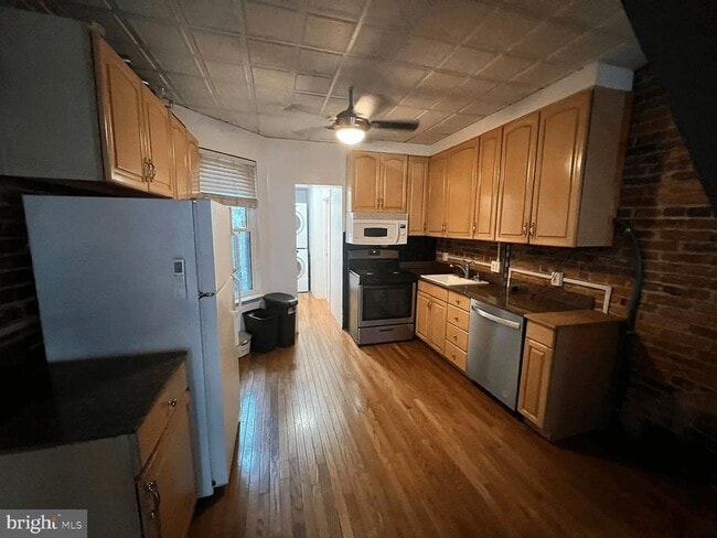 Building Photo - 228 Parker St NE