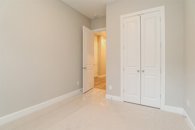 Foto del edificio - 5107 Royal Heath Dr