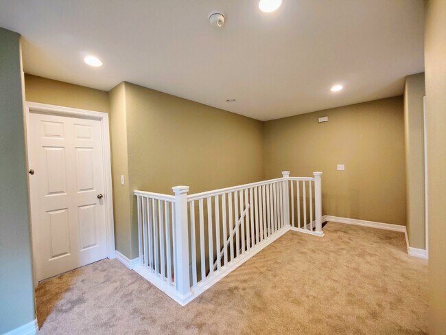 Building Photo - "Charming 2-Bed, 2.5-Bath Townhouse with S...