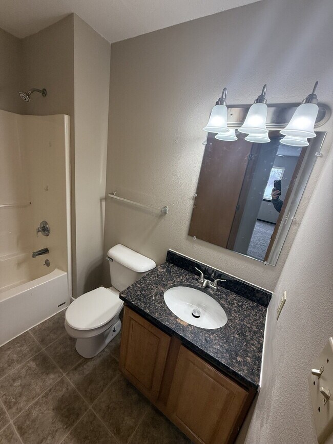 Foto del edificio - 3 Bedroom | 2 Bathroom 2nd Floor Unit in Oelwein - AVAILABLE JUNE!