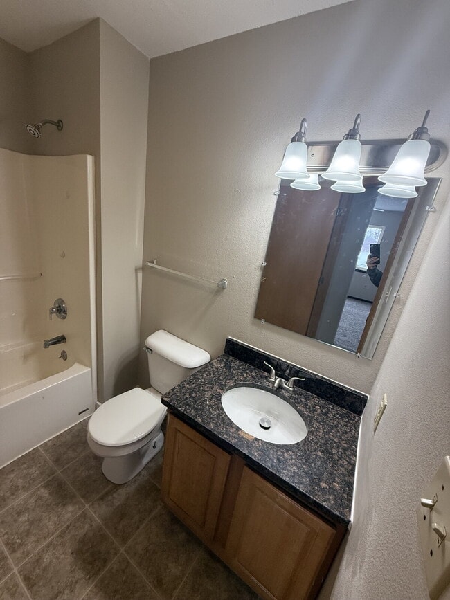 Foto del edificio - *WINTER MOVE-IN SPECIAL* 3 Bedroom | 2 Bathroom 2nd Floor Unit in Oelwein Available in RIGHT NOW!